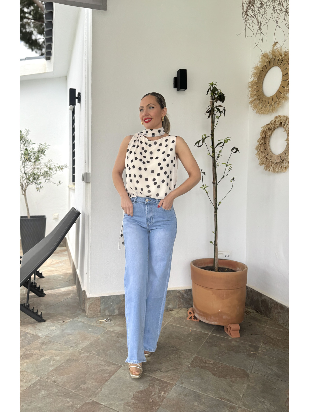 Pantalón vaquero estilo recto.