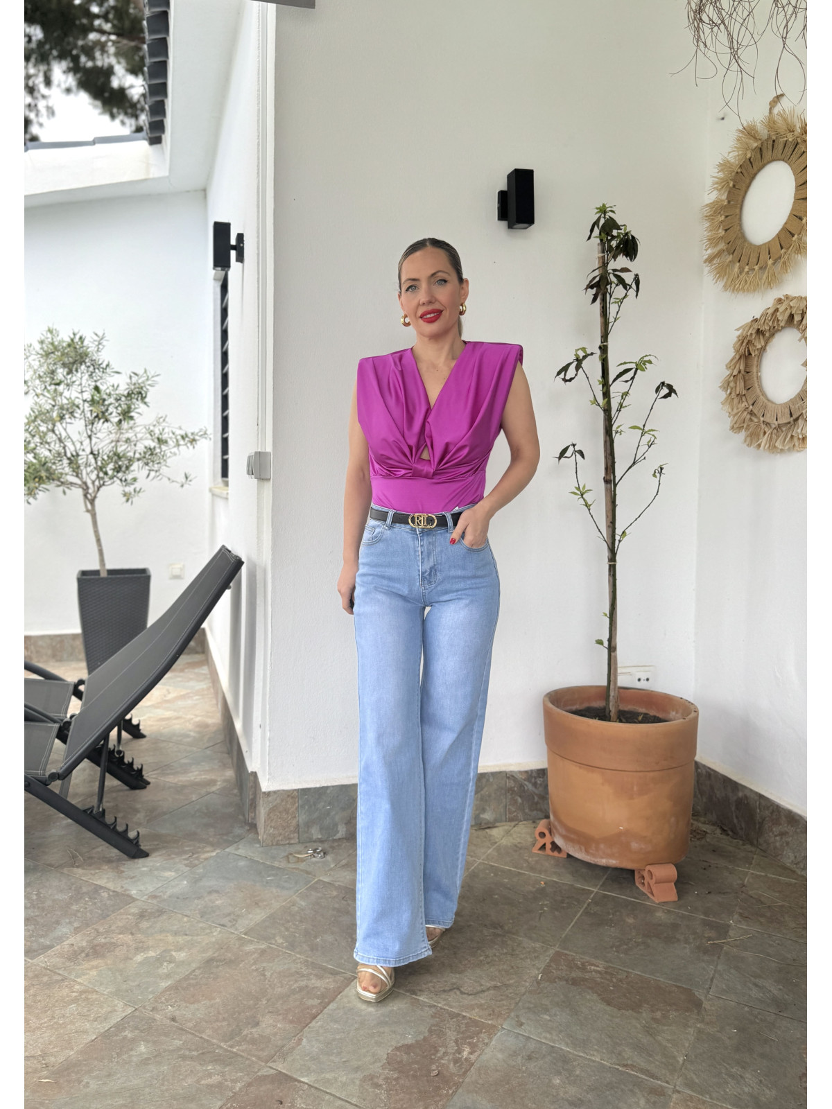 Pantalón vaquero estilo recto.