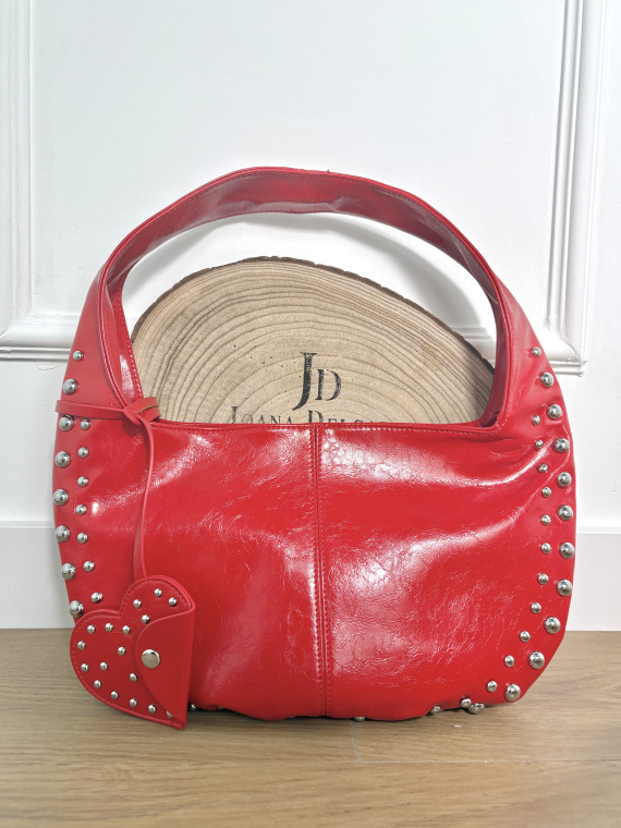 Bolso en tejido de polipiel en color rojo con adorno de tachuelas