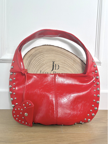 Bolso en tejido de polipiel en color rojo con adorno de tachuelas