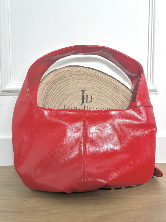 Bolso en tejido de polipiel en color rojo con adorno de tachuelas