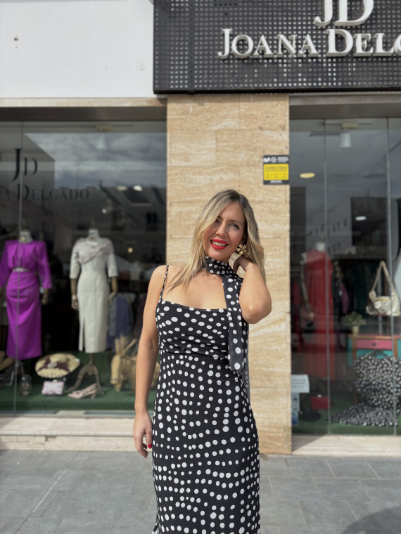 Vestido de lunares largo de gasa, incluye pañuelo del mismo estampado. Vestido de lunares largo de gasa, incluye pañuelo del mismo estampado.