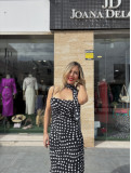 Vestido de lunares largo de gasa, incluye pañuelo del mismo estampado. Vestido de lunares largo de gasa, incluye pañuelo del mismo estampado.