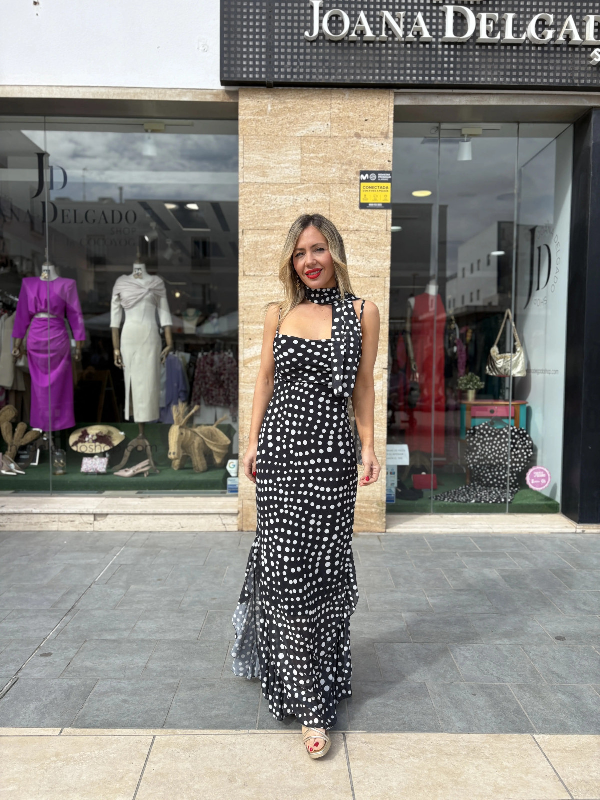 Vestido de lunares largo de gasa, incluye pañuelo del mismo estampado.