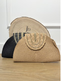 Bolso estilo medialuna de rafia con filos dorados.