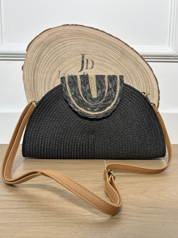 Bolso estilo medialuna de rafia con filos dorados.