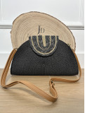 Bolso estilo medialuna de rafia con filos dorados.