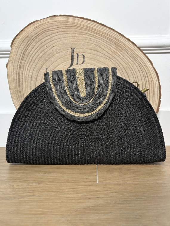Bolso estilo medialuna de rafia con filos dorados.