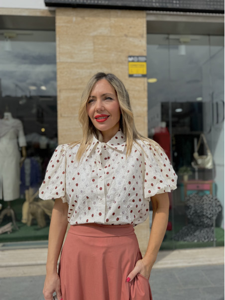 Camisa corta de algodón con lunares, adornada por tiras de encaje.