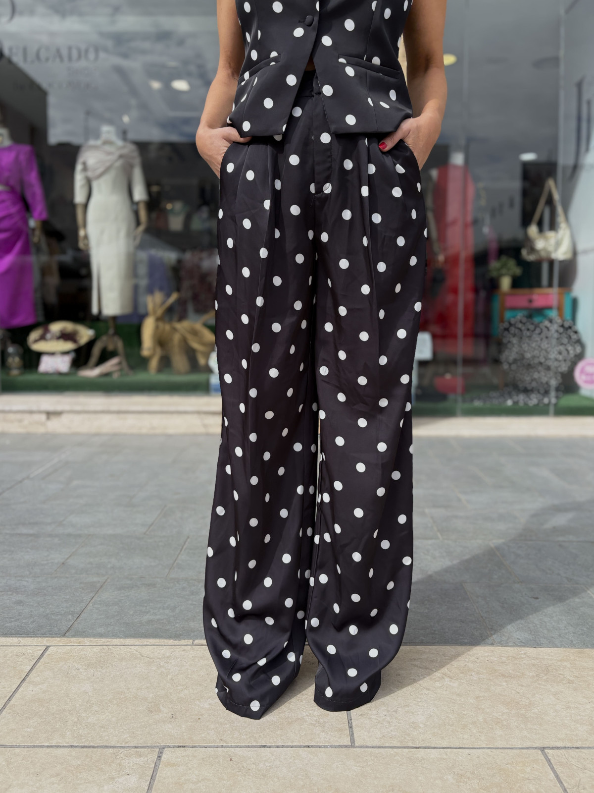 Pantalón de lunares en tejido satinado con corte recto.