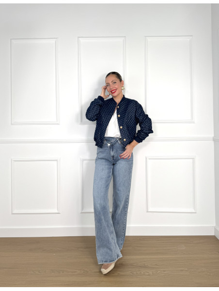 Chaqueta vaquera estilo bomber con lunares.