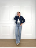 Chaqueta vaquera estilo bomber con lunares.