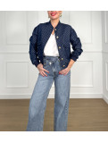 Chaqueta vaquera estilo bomber con lunares.