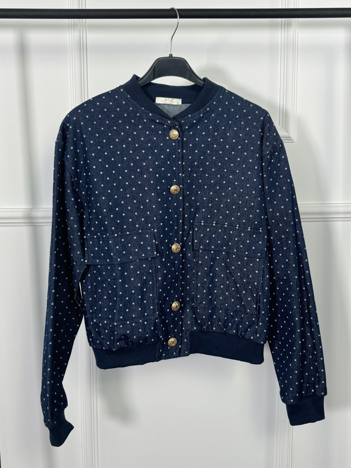 Chaqueta vaquera estilo bomber con lunares.
