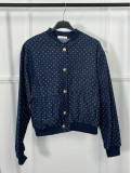 Chaqueta vaquera estilo bomber con lunares.