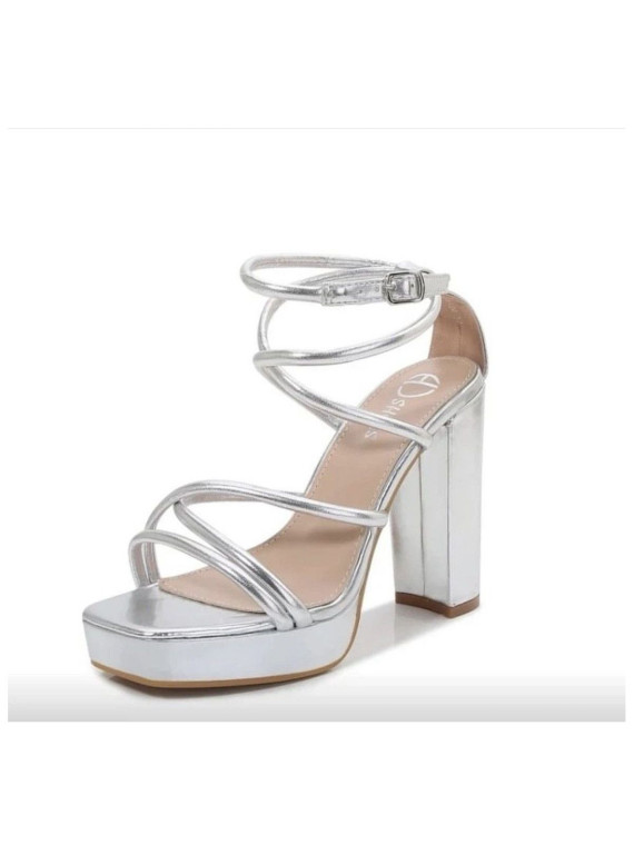 Sandalia de tacon plata ideal para cualquier look.