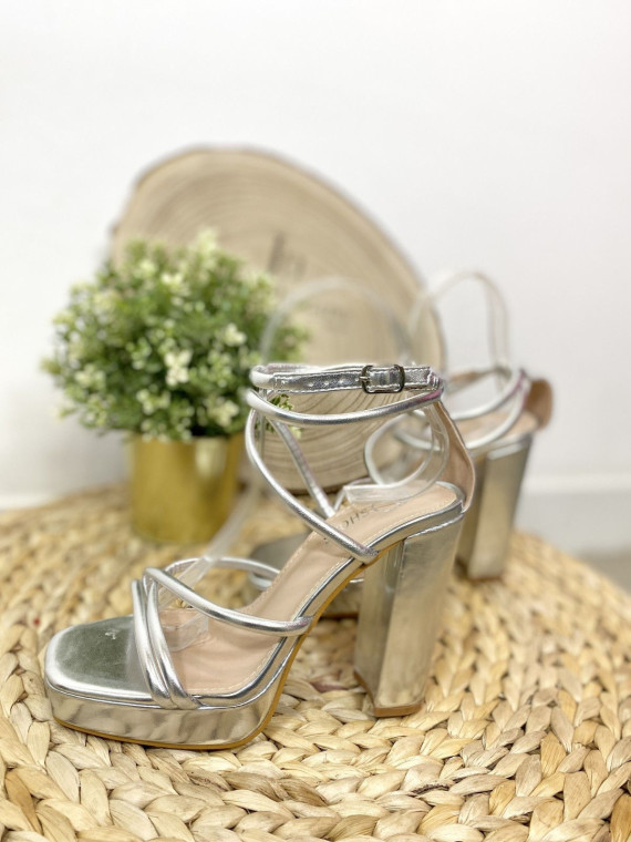 Sandalia de tacon plata ideal para cualquier look.