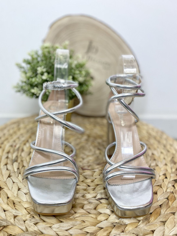 Sandalia de tacon plata ideal para cualquier look.