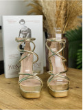 Sandalia de tacon dorada ideal para cualquier look.
