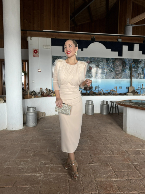 Vestido de fiesta midi con detalle de pluma en los hombros beige.