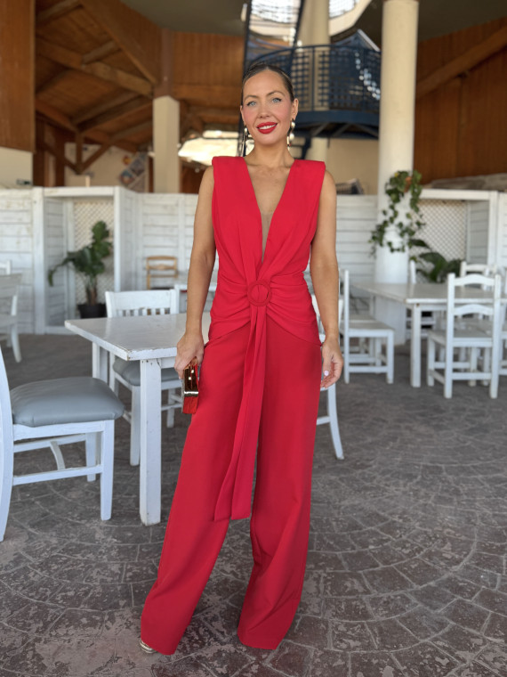 Mono de fiesta largo rojo con nudo en la parte de la cintura.