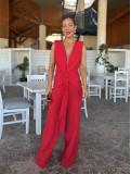 Mono de fiesta largo rojo con nudo en la parte de la cintura.
