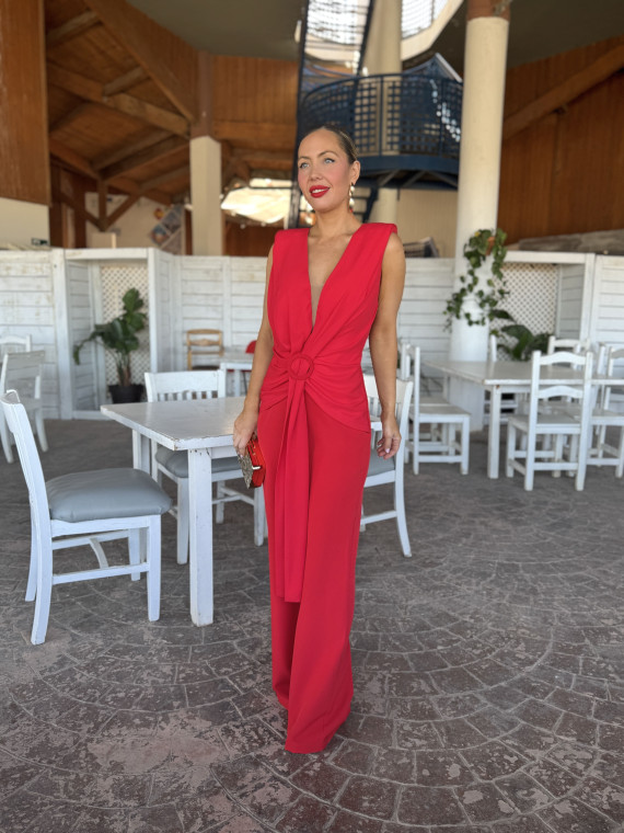 Mono de fiesta largo rojo con nudo en la parte de la cintura.