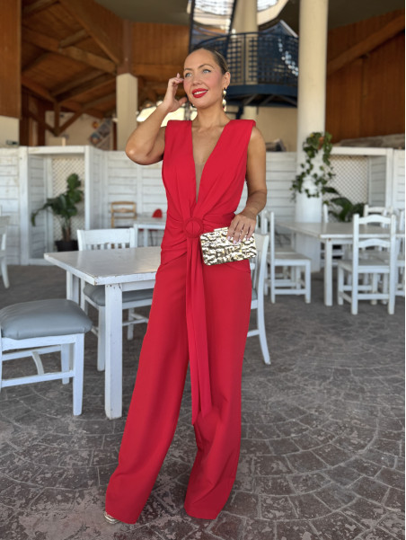 Mono de fiesta largo rojo con nudo en la parte de la cintura.