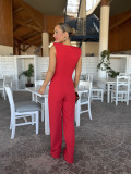 Mono de fiesta largo rojo con nudo en la parte de la cintura.