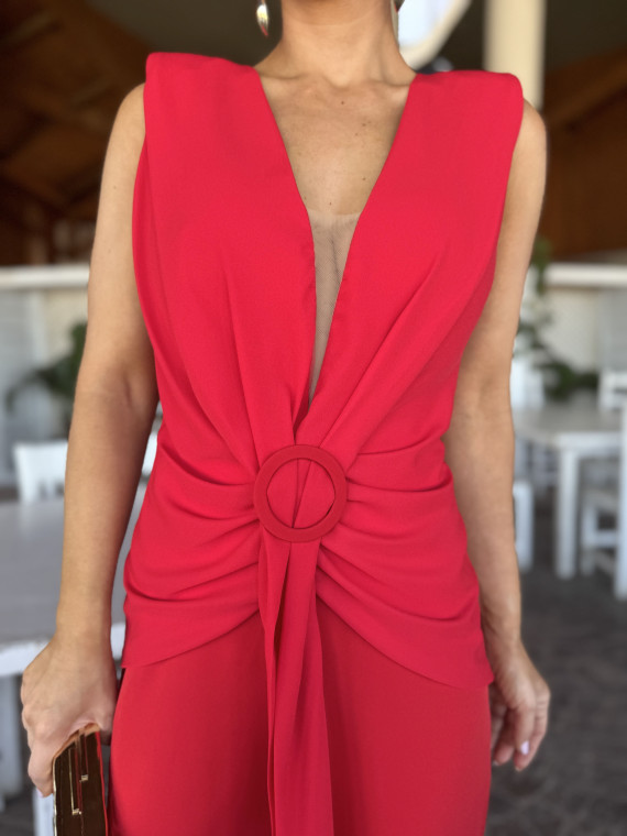 Mono de fiesta largo rojo con nudo en la parte de la cintura.