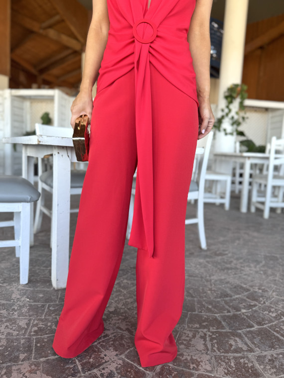 Mono de fiesta largo rojo con nudo en la parte de la cintura.