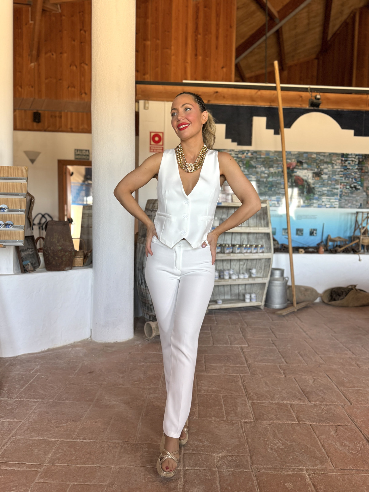Chaleco tipo sastre en color blanco ideal para aportar elegancia