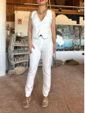 Chaleco tipo sastre en color blanco ideal para aportar elegancia Chaleco tipo sastre en color blanco ideal para aportar elegancia
