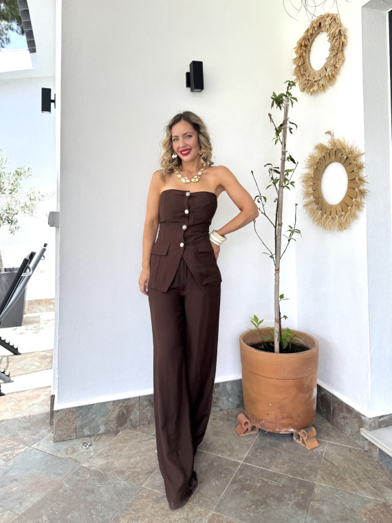 Conjunto de dos piezas formado por top y pantalón en color marrón. Conjunto de dos piezas formado por top y pantalón en color marrón.