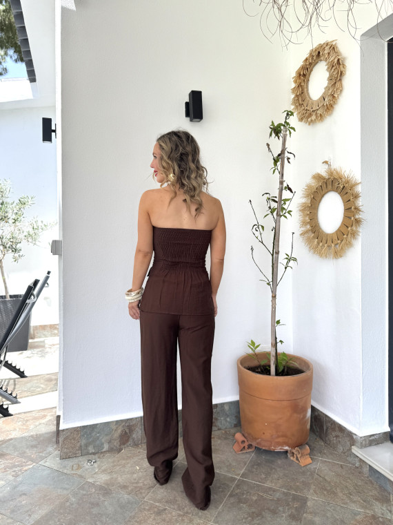 Conjunto de dos piezas formado por top y pantalón en color marrón. Conjunto de dos piezas formado por top y pantalón en color marrón.