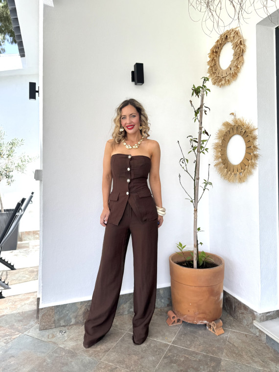 Conjunto de dos piezas formado por top y pantalón en color marrón. Conjunto de dos piezas formado por top y pantalón en color marrón.
