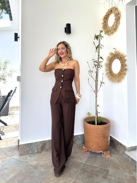 Conjunto de dos piezas formado por top y pantalón en color marrón.