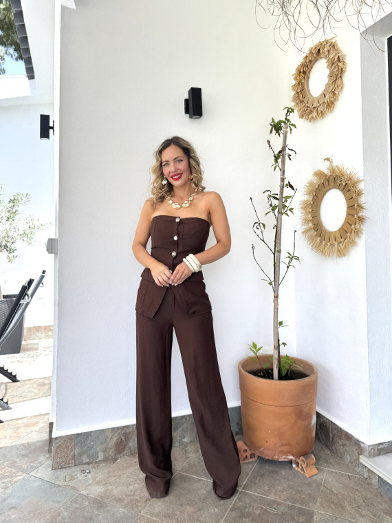 Conjunto de dos piezas formado por top y pantalón en color marrón. Conjunto de dos piezas formado por top y pantalón en color marrón.