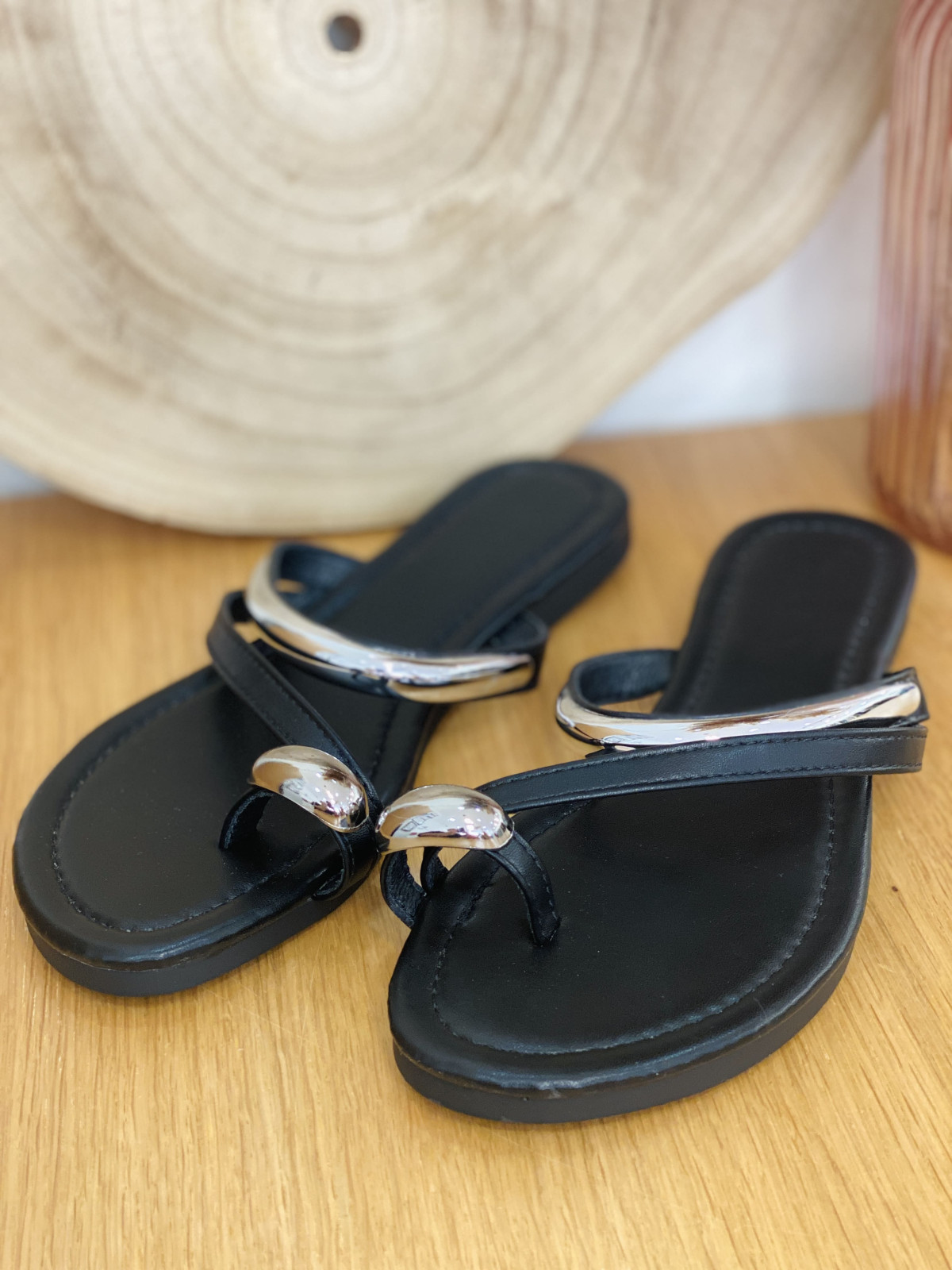 Sandalias planas negras de polipiel.