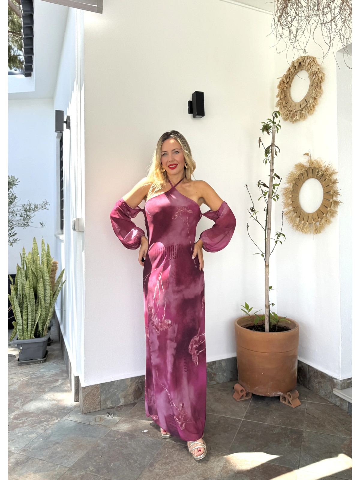 Vestido largo de gasa estampado con mangas caídas.