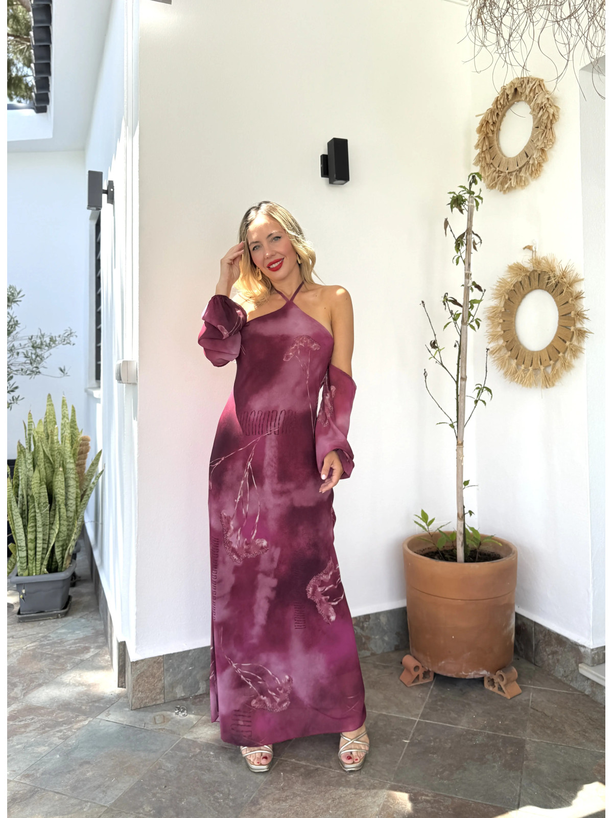 Vestido largo de gasa estampado con mangas caídas.
