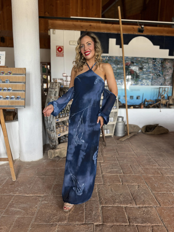 Vestido largo de gasa estampado con mangas caídas. Vestido largo de gasa estampado con mangas caídas.