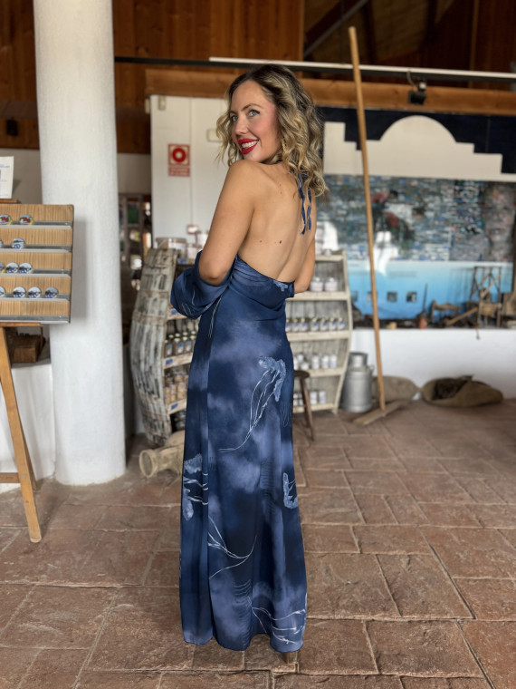 Vestido largo de gasa estampado con mangas caídas. Vestido largo de gasa estampado con mangas caídas.