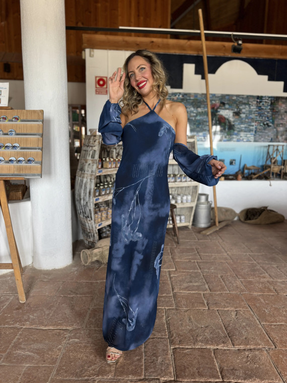 Vestido largo de gasa estampado con mangas caídas. Vestido largo de gasa estampado con mangas caídas.