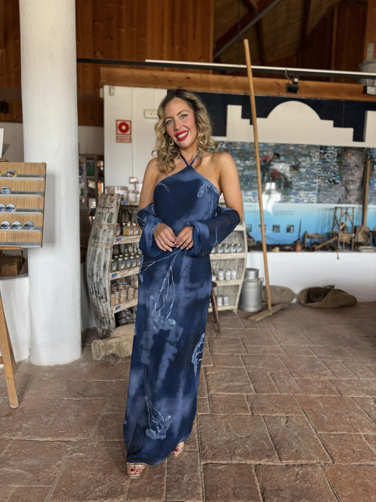 Vestido largo de gasa estampado con mangas caídas.
