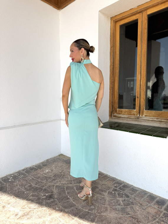 Vestido de fiesta midi de crepe fluído ideal para una invitada de boda Vestido de fiesta midi de crepe fluído ideal para una invitada de boda
