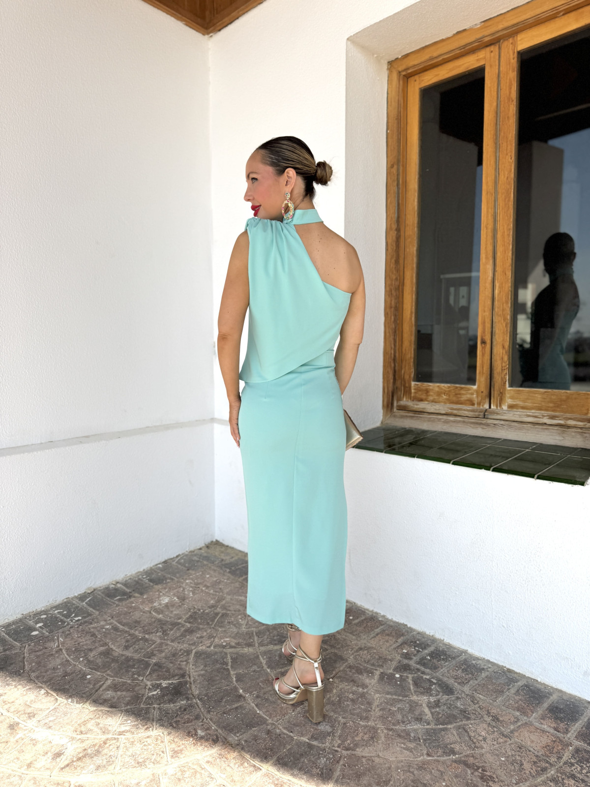 Vestido de fiesta midi de crepe fluído ideal para una invitada de boda