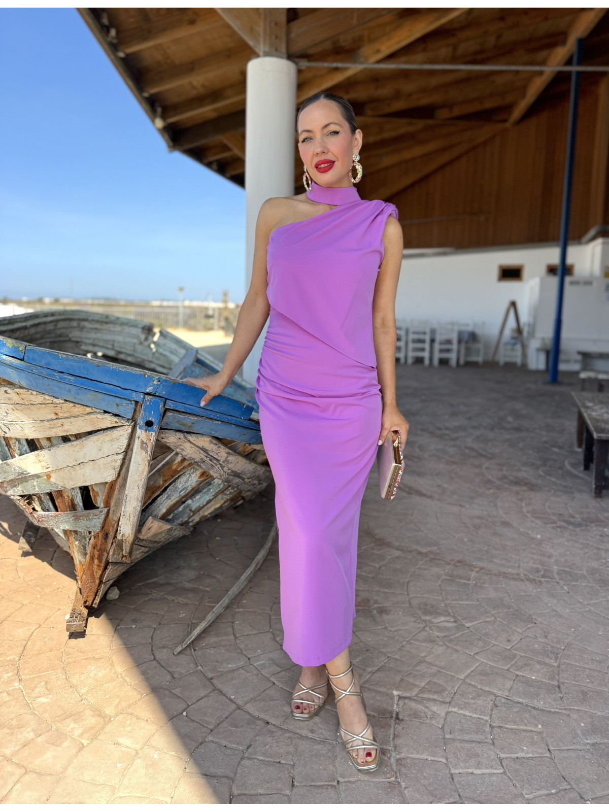 Vestido de fiesta midi de crepe fluído ideal para una invitada de boda