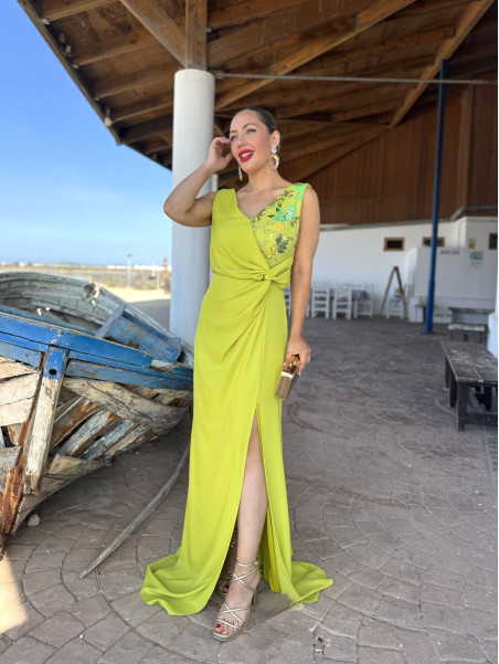 Vestido de fiesta largo color verde lima con lentejuelas.