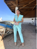 Conjunto de fiesta formado por chaqueta y pantalón.